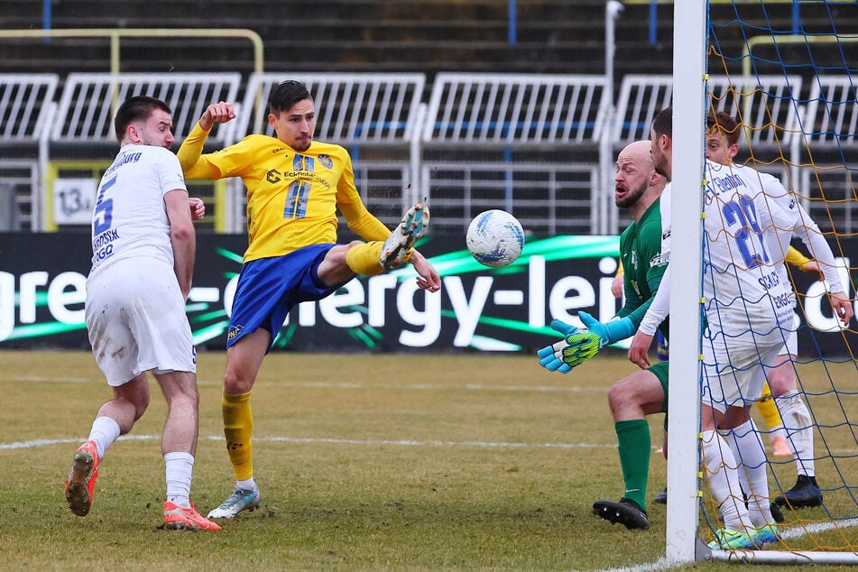 Das 2:0: Alexander Siebeck (2.v.l.) hält den Fuß hin, überwindet Keeper Jakob Pieles.
