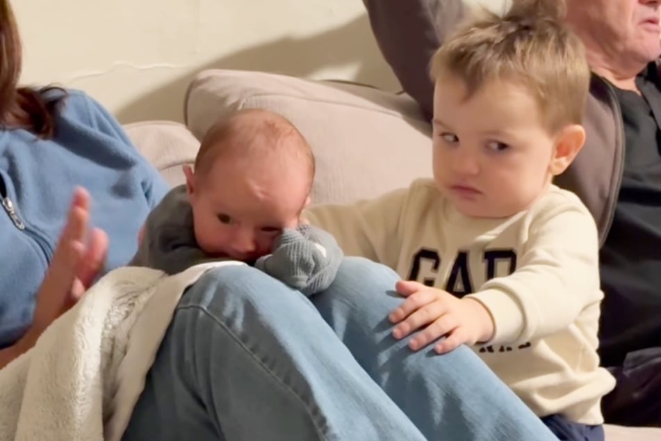 Nichts mit niedlich: Luca (1) verdreht genervt die Augen, als sein zwei Wochen alter Bruder weint.