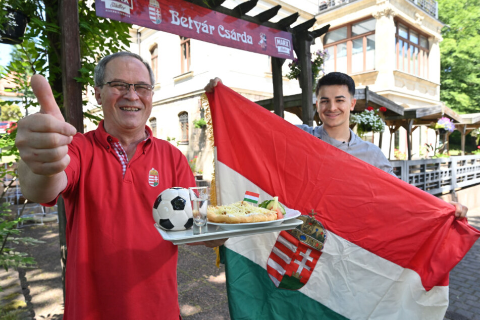 János Szoeke (62) und sein Koch Mohamet Dag (26) in ihrer ungarischen Gaststätte "Betyár Csárda" an der Beyerstraße.