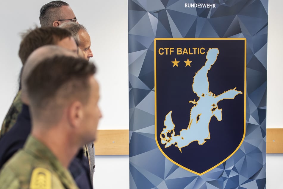 Soldaten stehen im neuen Hauptquartier der CTF Baltic ("Commander Task Force Baltic").