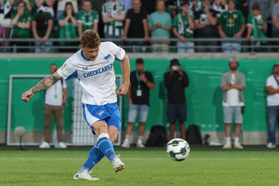 Sebastian Grönning (28) verwandelt den entscheidenden Elfmeter.