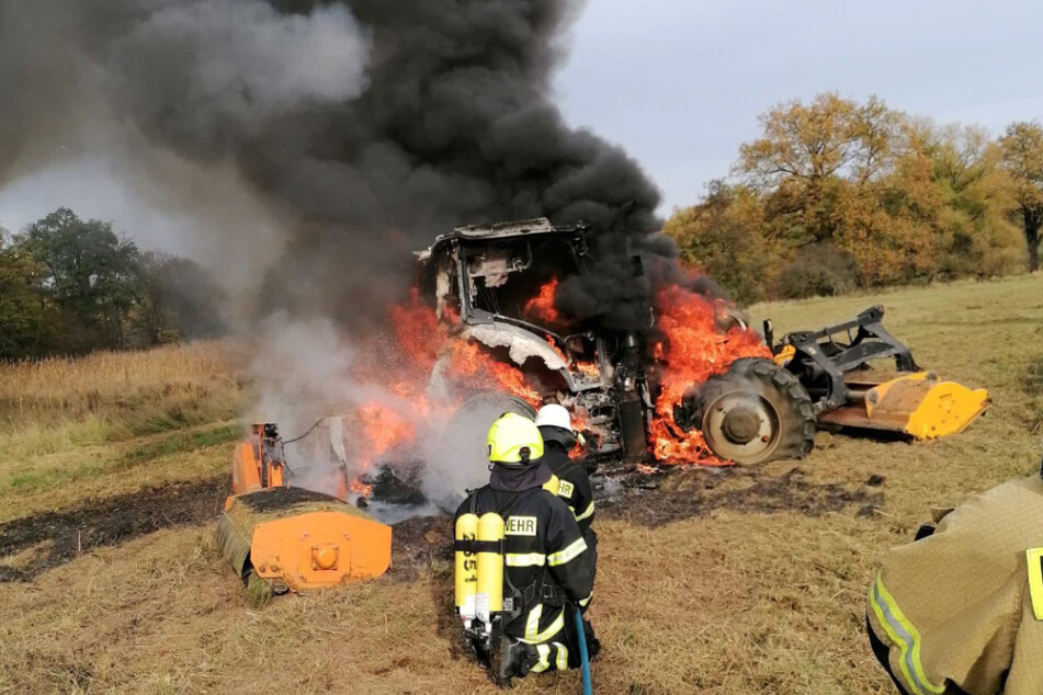 In Niesau in Sachsen-Anhalt brannte am Donnerstagvormittag ein Traktor.
