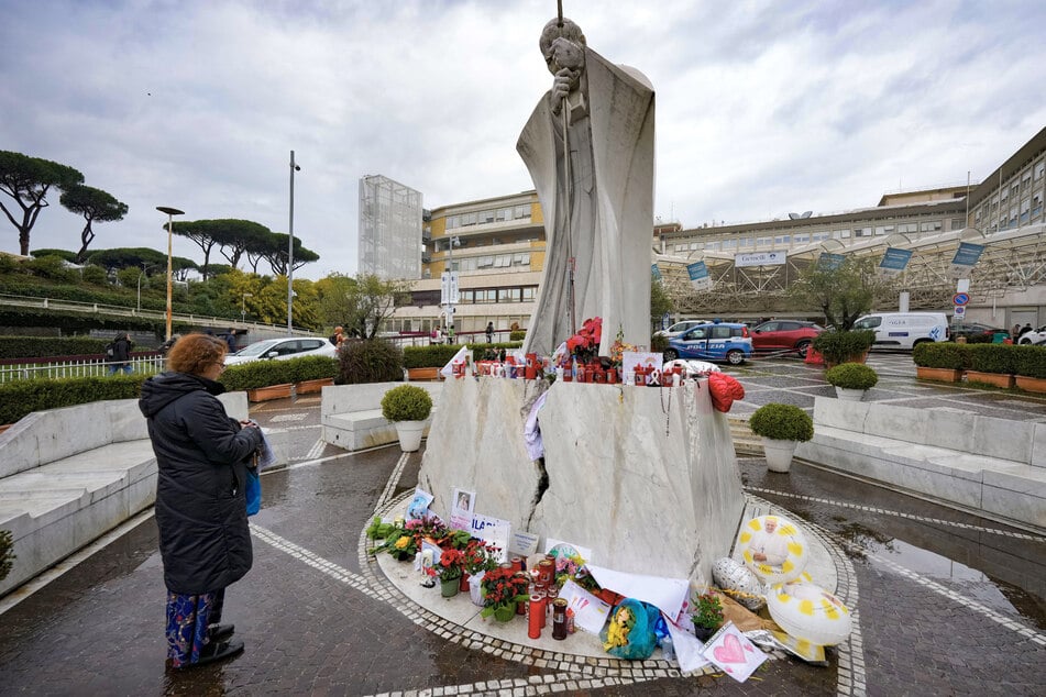 Seit dem 14. Februar liegt Papst Franziskus in der Poliklinik Agostino Gemelli in Rom. Vor dem Krankenhaus wird für das katholische Kirchenoberhaupt gebetet.