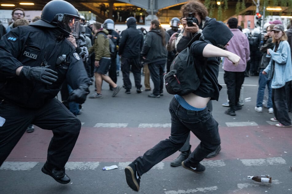 Die Berliner Polizei widersprach dem Vorwurf einer Einkesselung von Demonstranten.