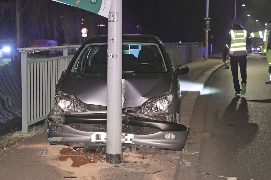 Infolge des Unfalls musste die Bahnhofstraße vollständig gesperrt werden.