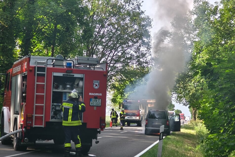 Die B248 musste während der Löscharbeiten komplett gesperrt werden.