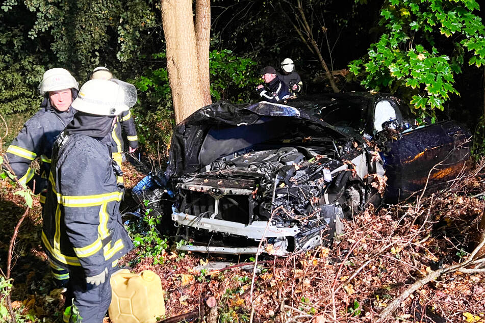 Am Donnerstagabend ist ein 19-jähriger Fahrer in Hamburg-Langenhorn mit seinem Auto gegen einen Baum gekracht. Der Wagen wurde dabei komplett zerstört.