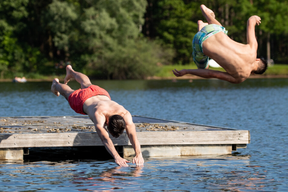 Jugendliche springen von einer Schwimminsel in den Rothsee. (Symbolbild)