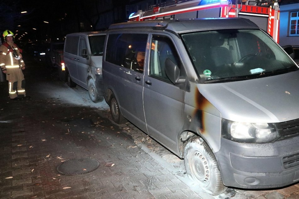 Zwei VW Busse stehen am späten Heiligabend in der Weserstraße in Berlin-Neukölln.