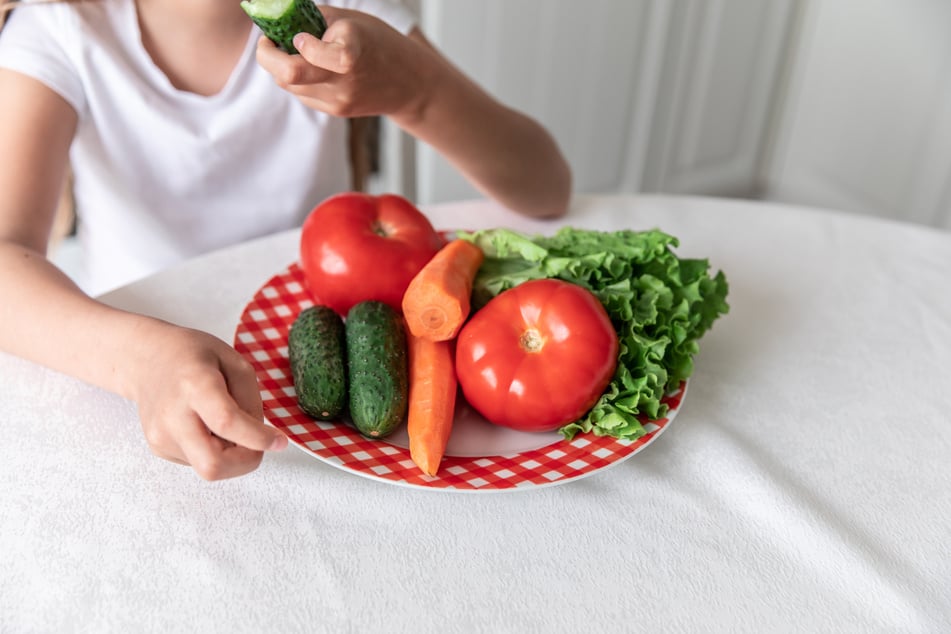 Eltern können auf eine ausgewogene und zugleich gesunde Ernährung setzen, um überschüssige Kilos bei ihrem Nachwuchs zu reduzieren.