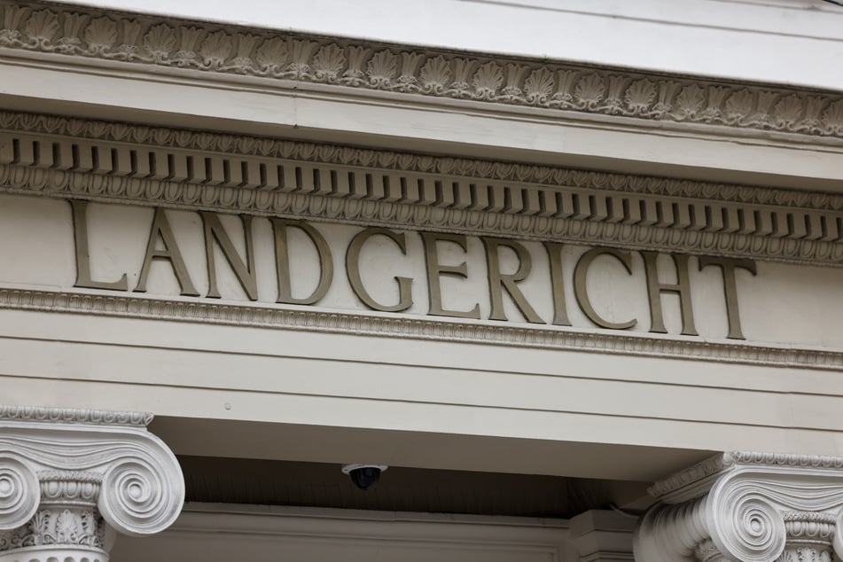 Die beiden jungen Männer müssen sich vor dem Landgericht Bonn wegen gemeinschaftlichen versuchten Totschlags verantworten.