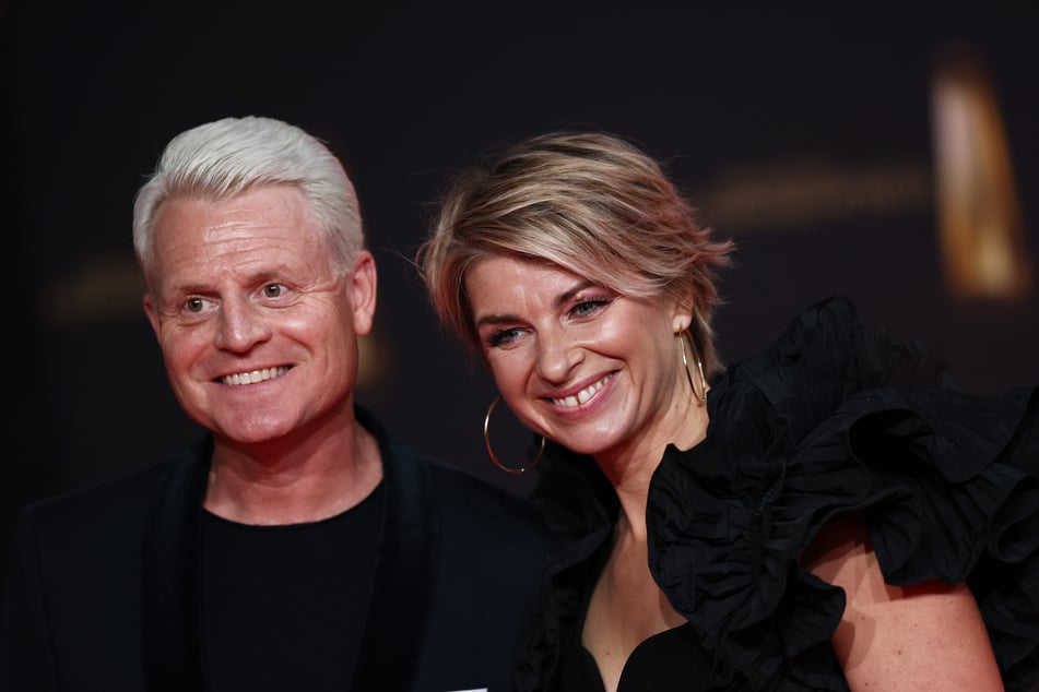 Im WDR moderieren der 54-Jährige und Sabine Heinrich (48) den Rosenmontagszug aus Köln.