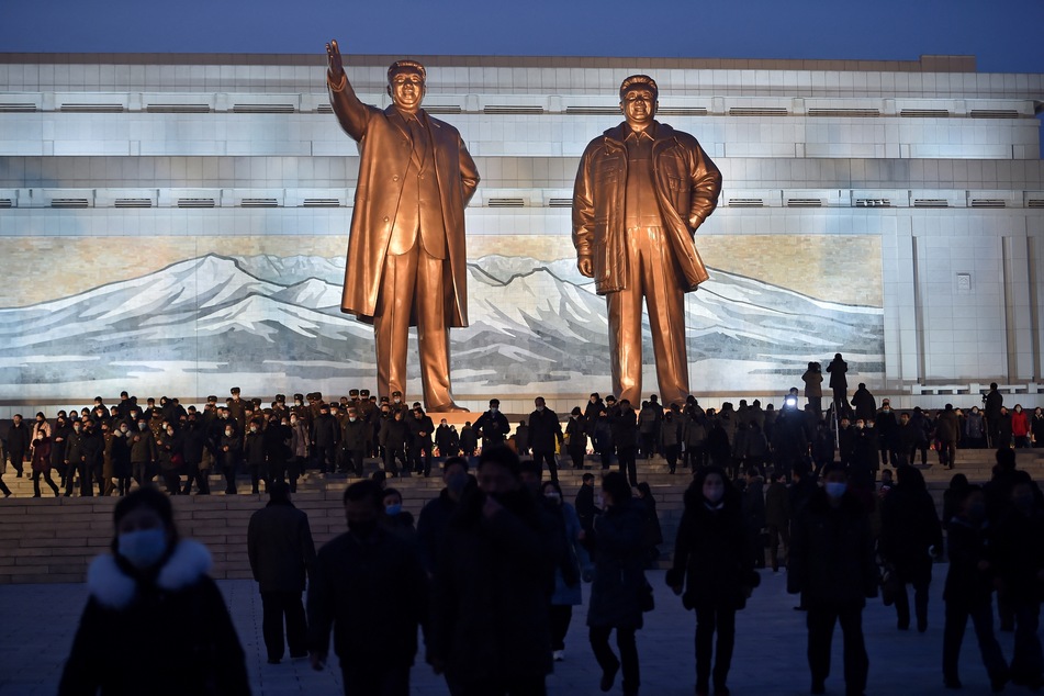 Menschen besuchen die Statuen der verstorbenen nordkoreanischen Führer Kim Il-Sung (†82) und Kim Jong-Il (†70, r.). Letzterer war für Wutausbrüche und Stimmungsschwankungen bekannt wie gefürchtet.