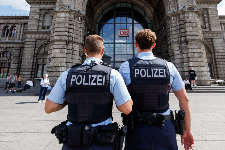 Weil ihm der Aufzug zu voll war: Rentner schlägt Frau mit Faust ins Gesicht