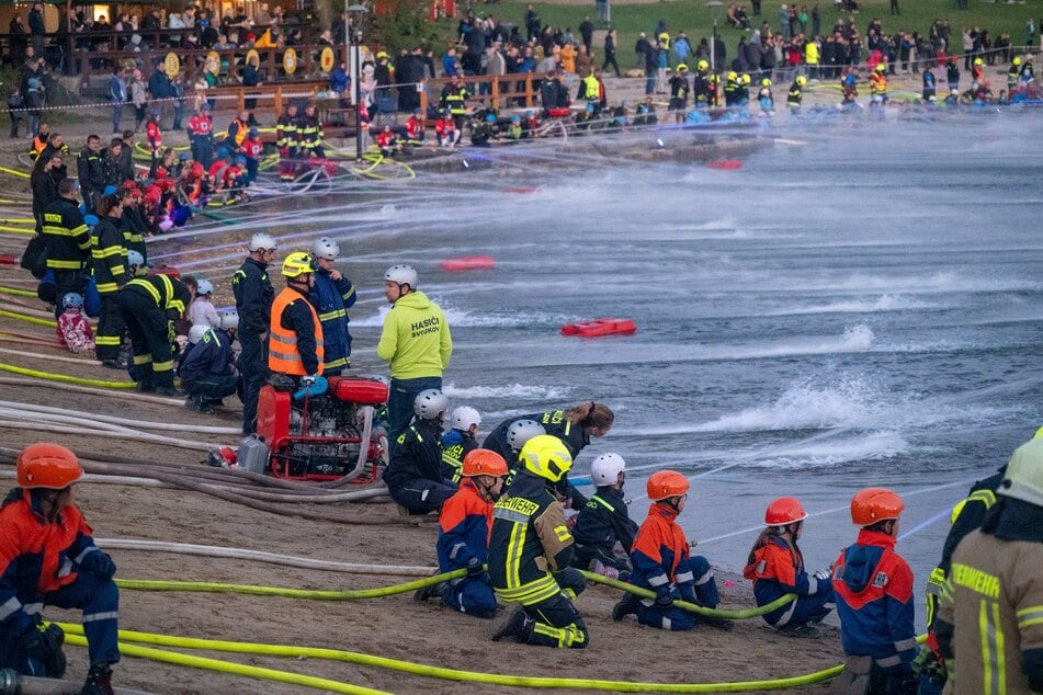 Fast 500 Mitglieder verschiedener Kinderfeuerwehren versammelten sich am Samstag nahe der Grenze zu Sachsen am Kristýna-See.