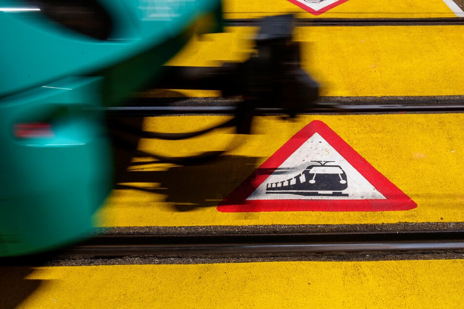 Die 70-Jährige wollte über die Schienen gehen, hatte dabei aber offensichtlich die einfahrende S-Bahn übersehen. (Symbolbild)