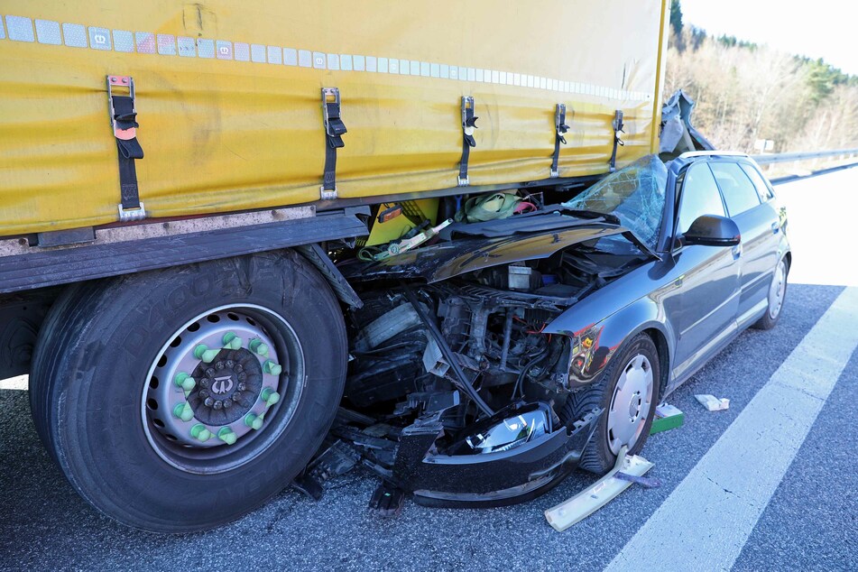 Die Vorderseite des Autos wurde bei dem Unfall komplett zerstört, die beiden Insassen schwer verletzt.