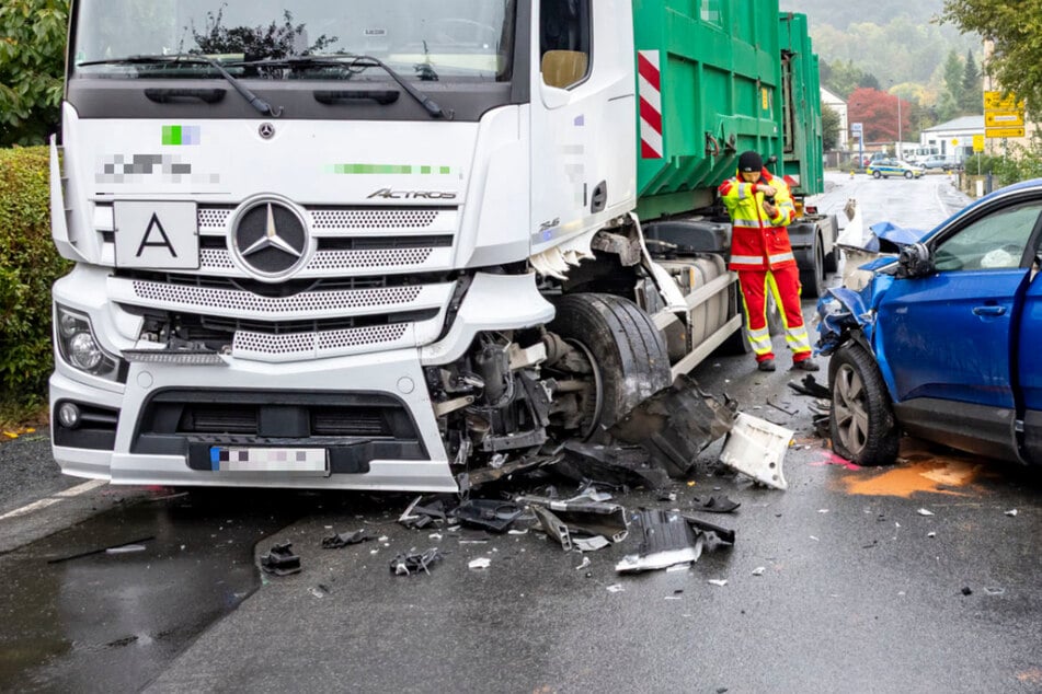 Frontal-Zusammenstoß mit Müllfahrzeug: Stundenlange Bergungsarbeiten