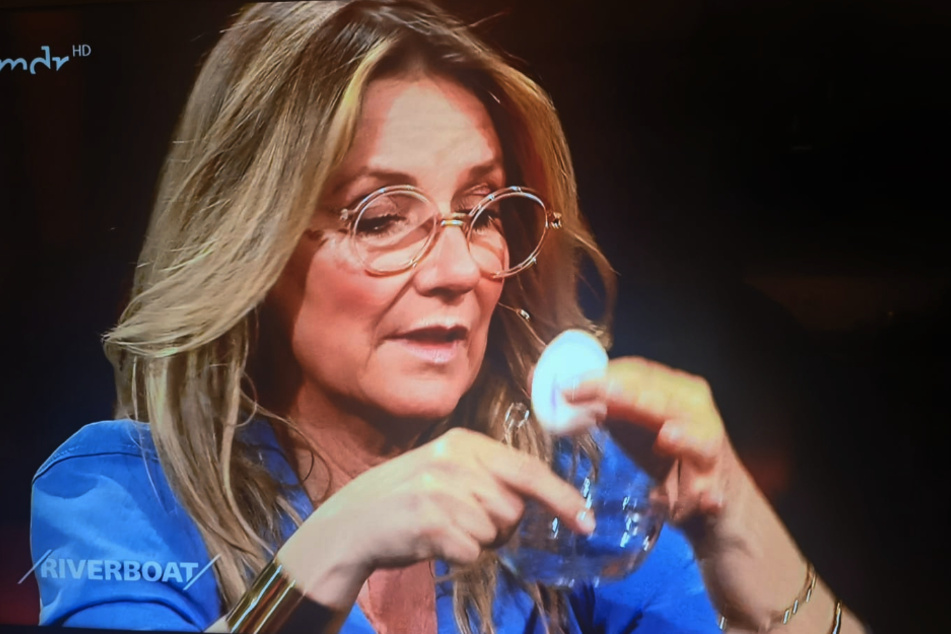 Eiert rum: Moderatorin Kim Fisher (51) versucht sich am Blasen.