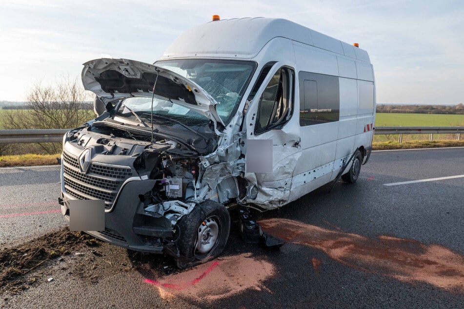 Auch der Transporter wurde schwer beschädigt. Der 32-jährige Fahrer blieb unverletzt.