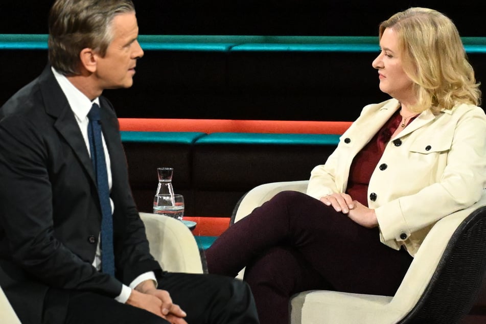 Im Gespräch mit Markus Lanz (56) hat Journalistin Eva Quadbeck (55) ein überraschendes Verhaltens-Detail zu Ex-Kanzler Scholz verraten.