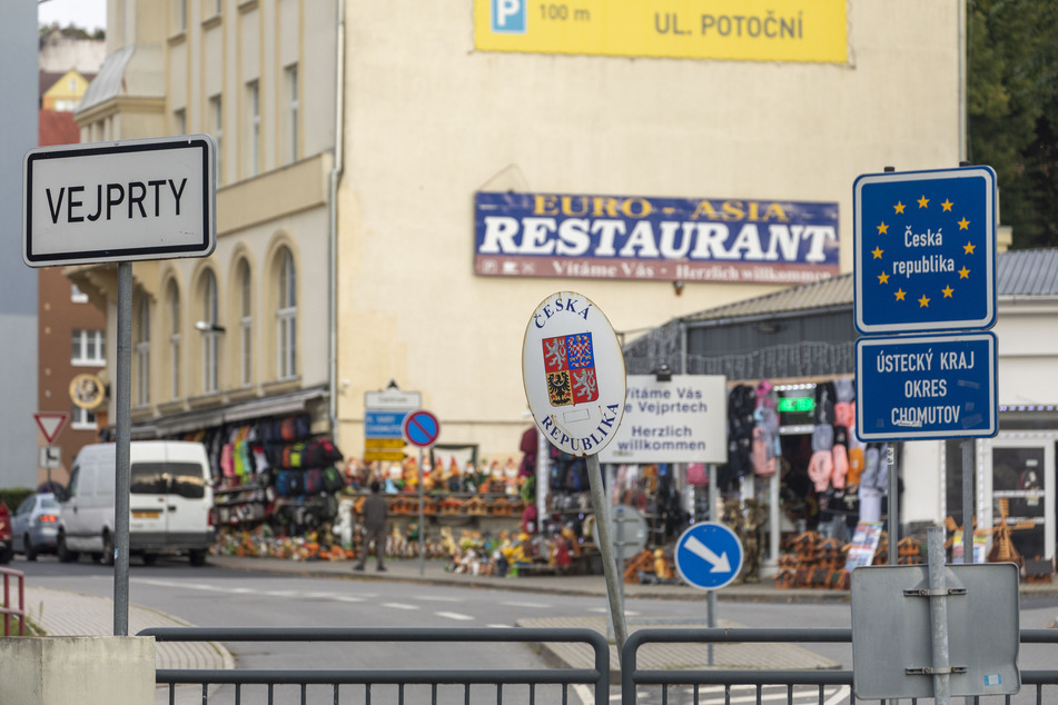 Drei Deutsche wurden nach einem Silvesterknaller-Einkauf in der tschechischen Gemeinde Vejprty von der Polizei erwischt.