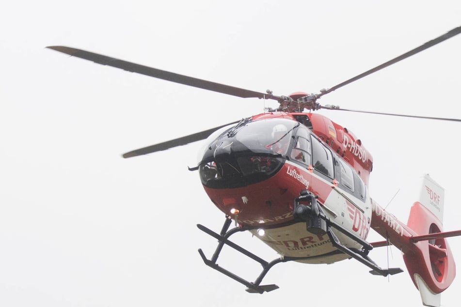 Ein Rettungshubschrauber brachte den schwerst verletzten 37-Jährigen in eine Klinik. (Symbolbild)