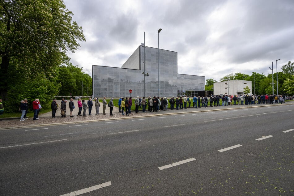 Mega-Schlange vor der Bundesbank-Filiale in Chemnitz am Donnerstagmorgen: Zahlreiche Menschen standen an, um eine begehrte Sammlermünze zu erwerben.