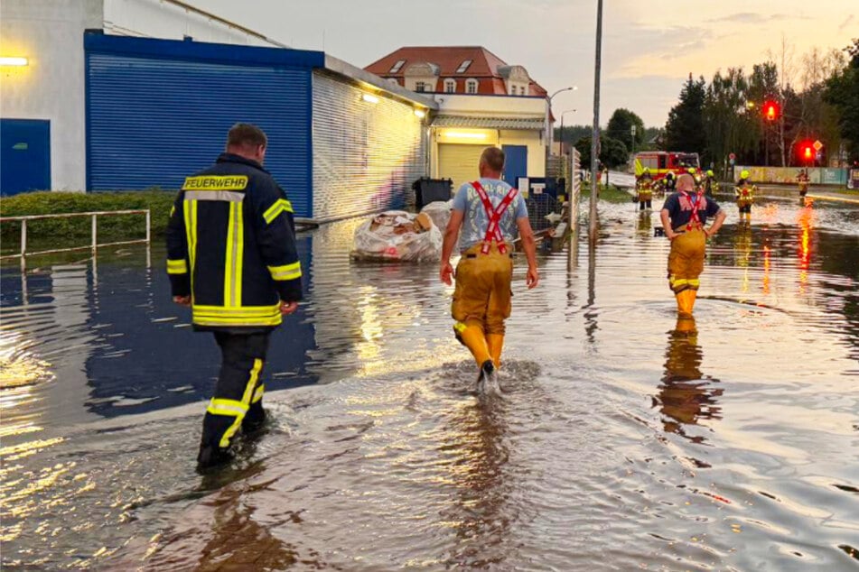 Schlaflose Nacht für Feuerwehren: Unwetter setzt sächsische Stadt unter Wasser