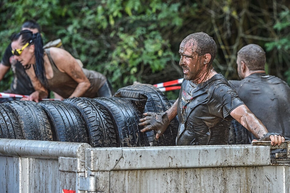 Beim CrossDeLuxe in Freital kämpfen sich die Teilnehmer durch Schlamm, Wasser und rund 30 Hindernisse. (Archivfoto)