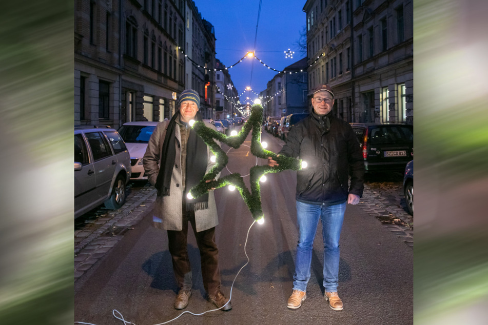 Torsten Wiesener (49, l.) und Jan Frintert (47) vom Gewerbe- und Kunstverein lassen seit 30 Jahren die Äußere Neustadt aufleuchten.