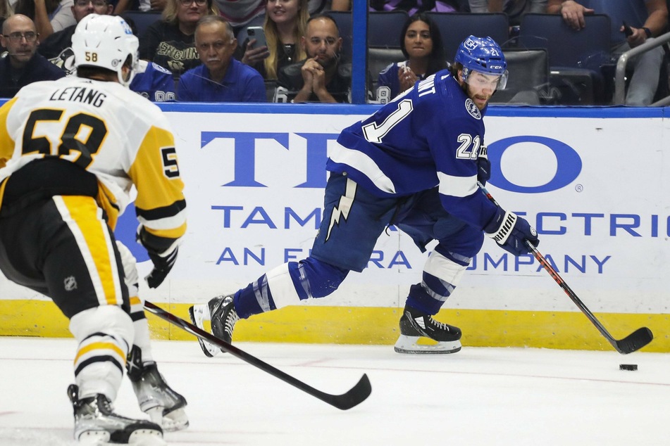 Lightning center Brayden Point (r) scored a goal in Tampa's win over Pittsburgh.