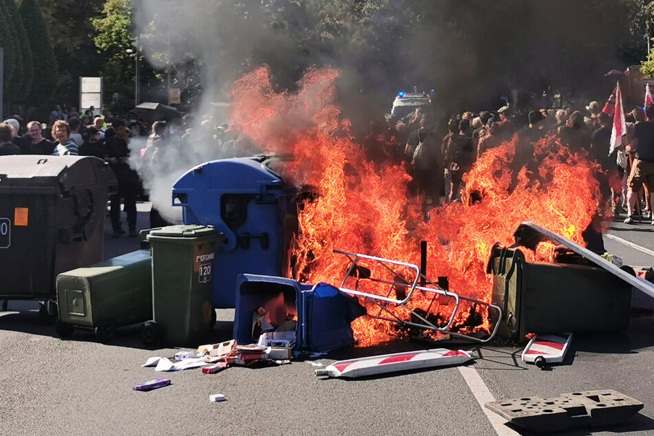 Brennende Müllcontainer und Festnahmen bei "Querdenker-Demo"