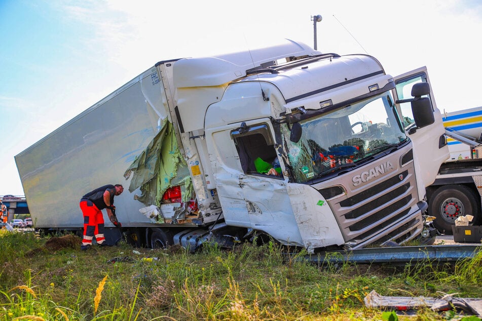 Der Lkw durchbrach eine Leitplanke.