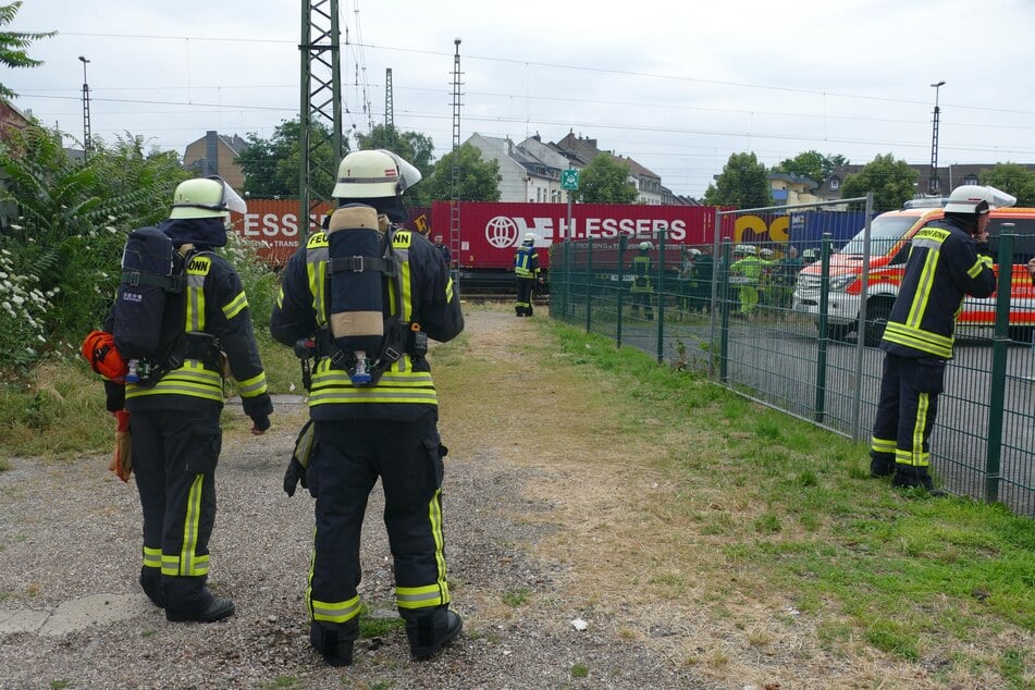Einheiten der Bonner Feuerwehr mit Schutzausrüstung gingen den verdächtigen Dampfwolken am Bonner Güterbahnhof auf den Grund.