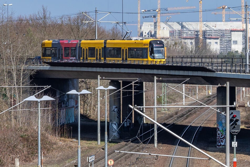 Von der Brücke der Königsbrücker Straße haben Unbekannte Samstagnacht eine Baustellenabsperrung auf die Gleise geworfen. (Archivfoto)