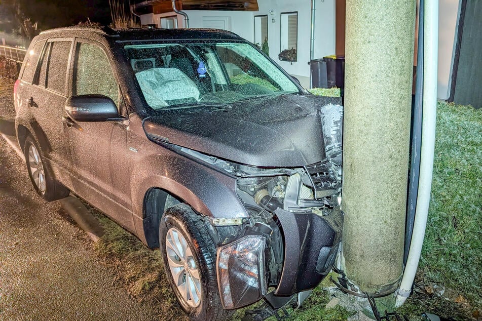Ein 19 Jahre alter Autofahrer kam in Camburg von der Straße ab, kollidierte mit einem geparkten Wagen und prallte schließlich gegen einen Strommast.