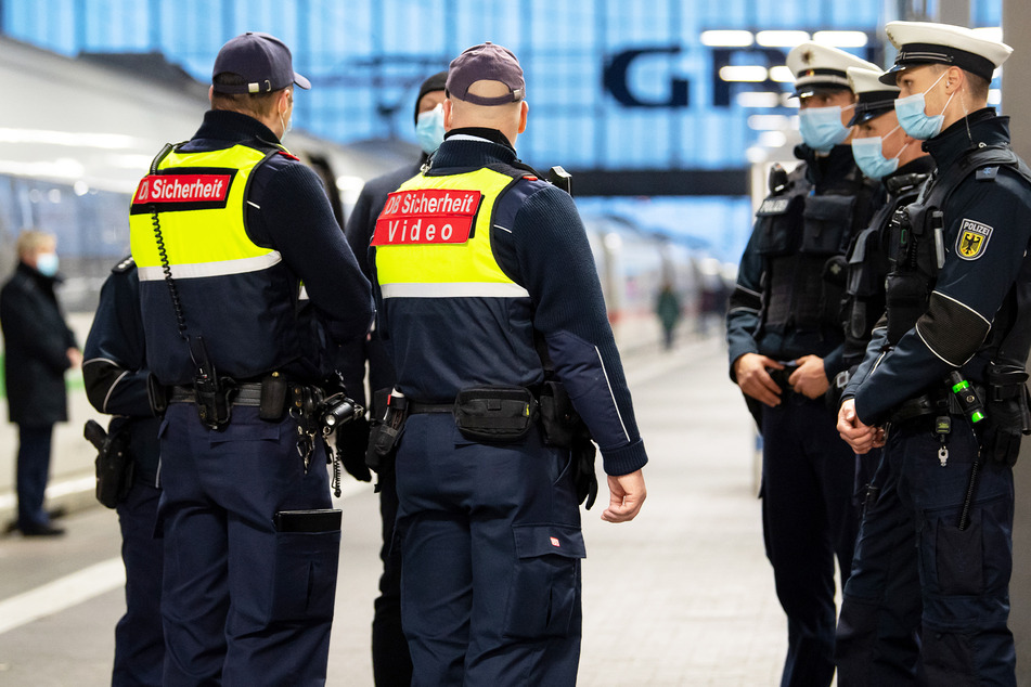 Sicherheitsmitarbeiter der Deutsche Bahn kontrollieren zusammen mit Polizisten der Bundespolizei die Einhaltung der Maskenpflicht am Münchner Hauptbahnhof.