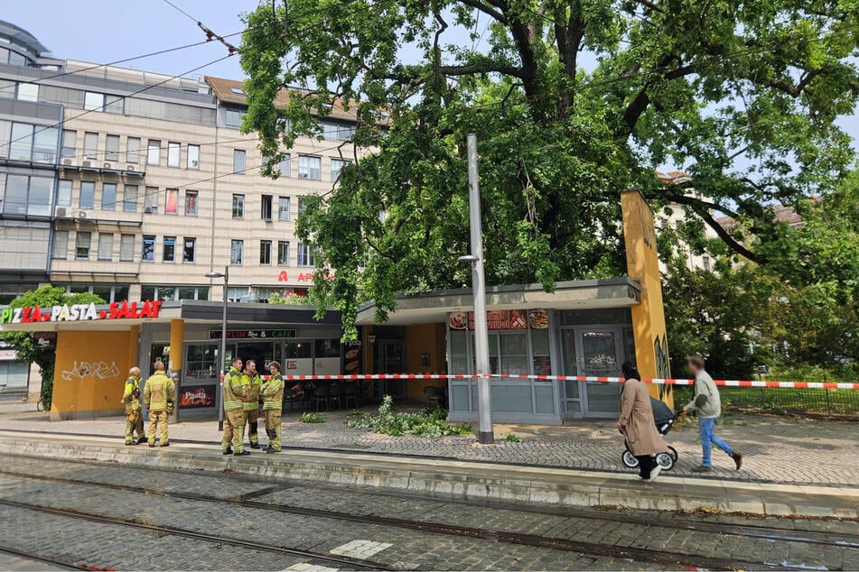 Der Bereich um den Laden ist abgesperrt, der Imbiss evakuiert.