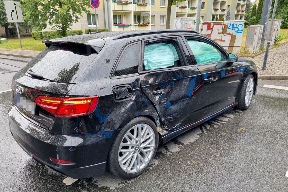 Der Audi wurde an der Seite stark beschädigt.