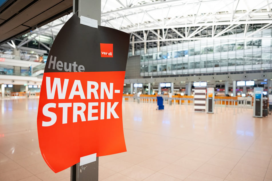 "Heute Warnstreik" steht auf einem Plakat im Terminal 1 am Hamburger Flughafen.