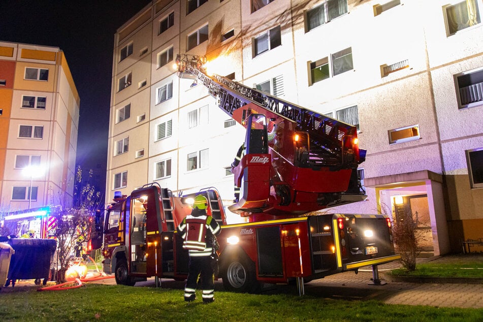 Brand im Plattenbau: Die Feuerwehr rückte kurz nach Mitternacht in Zwönitz aus.