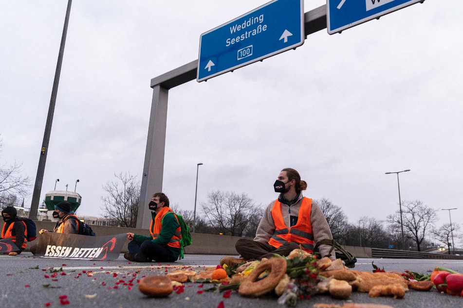 Der Verkehr auf der A100 wurde von den Klimaaktivisten vielfach mit Sitzblockaden gestört.
