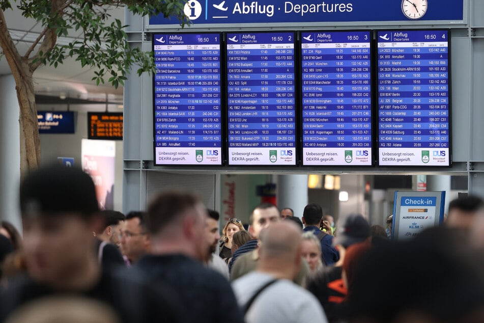 Am Düsseldorfer Flughafen wurde ein 29-jähriger Mann festgenommen, der mit europäischem Haftbefehl gesucht wurde. (Symbolbild)