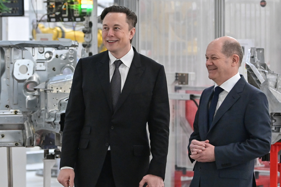 Hohe Prominenz. Zur Eröffnung des Tesla-Werks im März begrüßte Elon Musk (l.) Bundeskanzler Olaf Scholz (64).