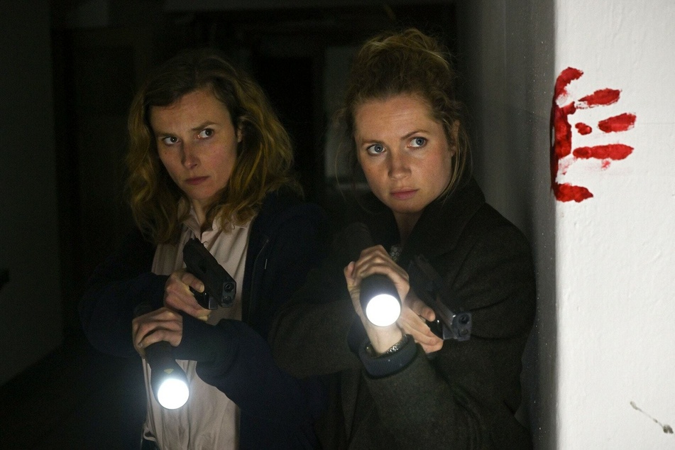 Karin Gorniak (Karin Hanczewski, 40) und Leonie Winkler (Cornelia Gröschel, 34) machen eine entsetzliche Entdeckung beim Routinecheck im "kalten Haus" - Pfingstmontag im Ersten.