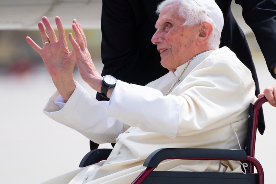 Im Juni war der emeritierte Papst (93) überraschend in seine alte Heimat Regensburg gereist, um seinen Bruder zu besuchen.
