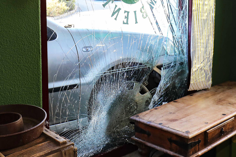 Heftiger Schaden an der Fensterscheibe des Floristikgeschäfts.