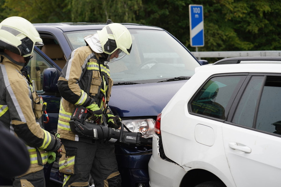 Feuerwehrleute aus Bautzen trennten die beiden Autos mit einem Spreizer voneinander.