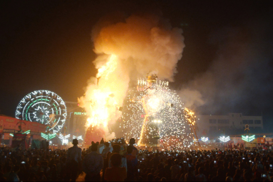 Große Feste mit viel Feuerwerk und damit einhergehend hoher Feinstaubbelastung heizen die Luftverschmutzung zusätzlich an.